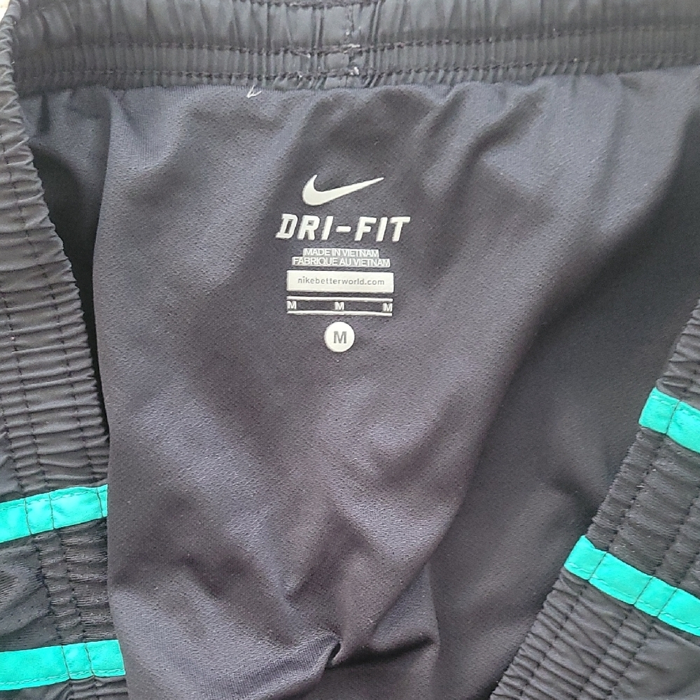 Nike Black and Green Athletic Shorts Lightweight Design Size M - Picture 4 of 6